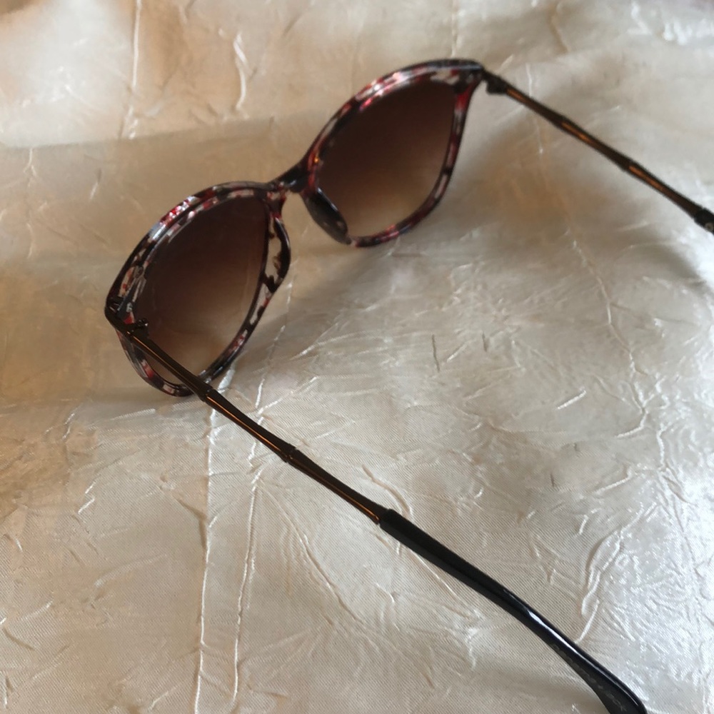 🏵2/$35🏵 Fashion Sunglasses - Picture 4 of 4